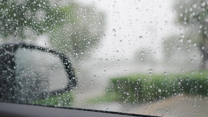 特斯拉 汽车 车窗 雨水 雨滴