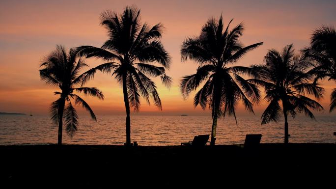 晚上在泰国芭堤雅海滩上的日落