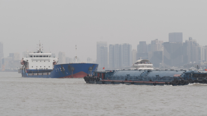 上海港口 黄浦江上的大型货运游轮