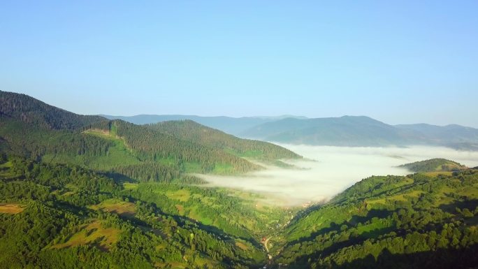 在空中俯瞰喀尔巴阡山脉边疆地区和农业用地无尽的繁茂草原。耕作的农田。日落时的乡村山景.乌克兰.