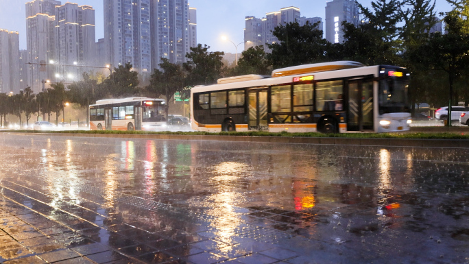 城市下雨雨中公交车辆夜间雨景道路