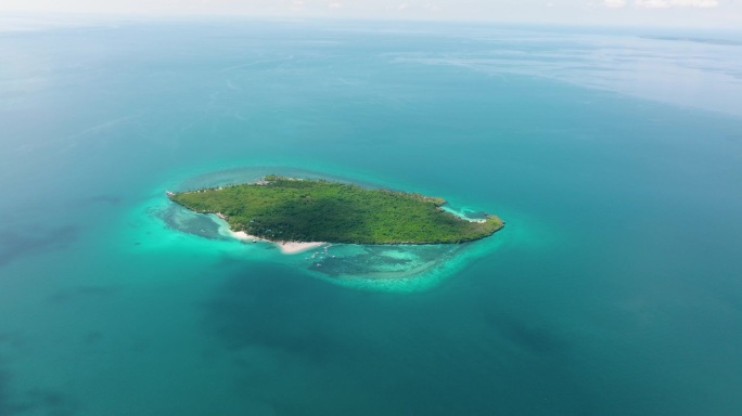 有海滩和蓝色海的小岛的空中景观。菲律宾维尔京群岛.