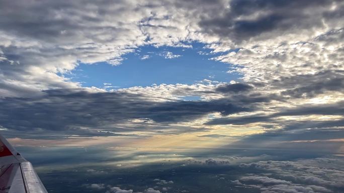 飞机窗外 云层 天空 归途