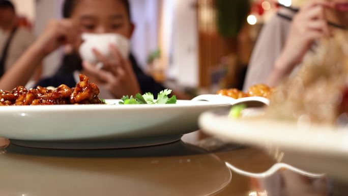 小女孩在饭馆吃饭