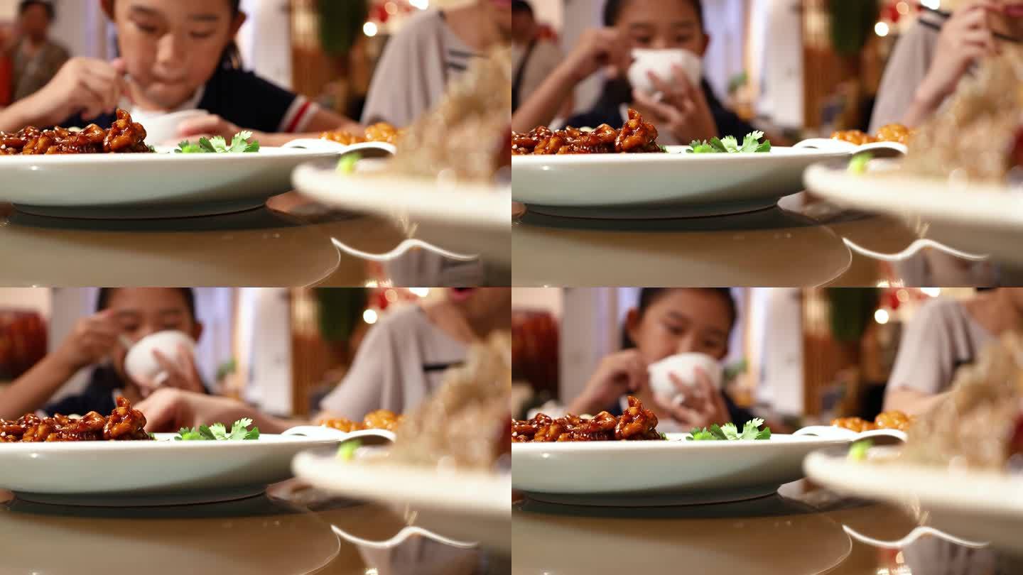 小女孩在饭馆吃饭