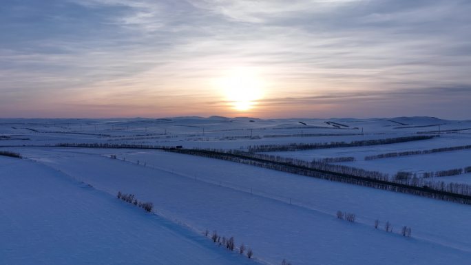 航拍严冬中的辽阔暮色雪原农田