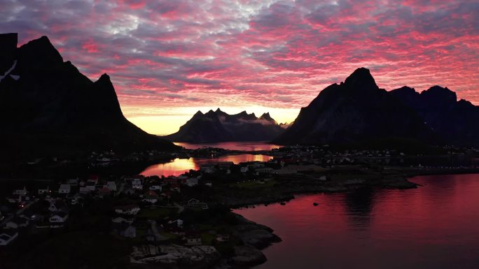 日落时分，挪威洛福特群岛。莱茵·洛福特(Reine Lofoten)是挪威诺德兰县的一个群岛。。