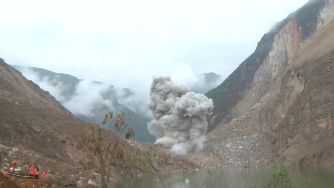 【实拍】山体爆破