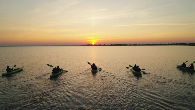 五艘皮划艇与游客的鸟瞰图。他们航行去迎接日出。极端的水上旅行。