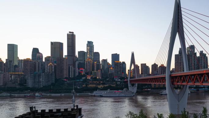 重庆市从日落到黄昏的城市建筑与河桥景观