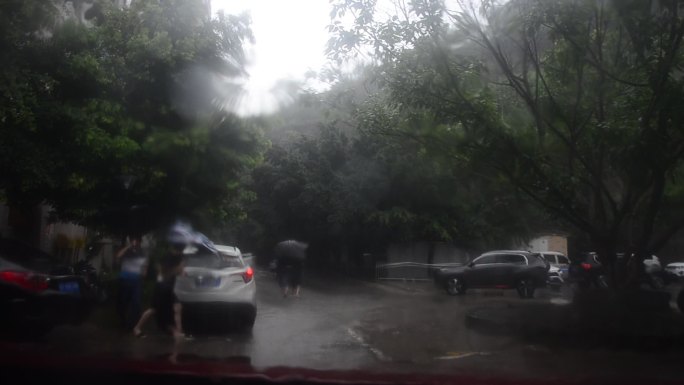 重庆局部大暴雨,主城北碚区多地内涝