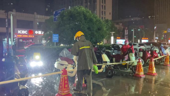 深夜下雨雨夜外卖小哥冒雨辛苦送外卖实拍