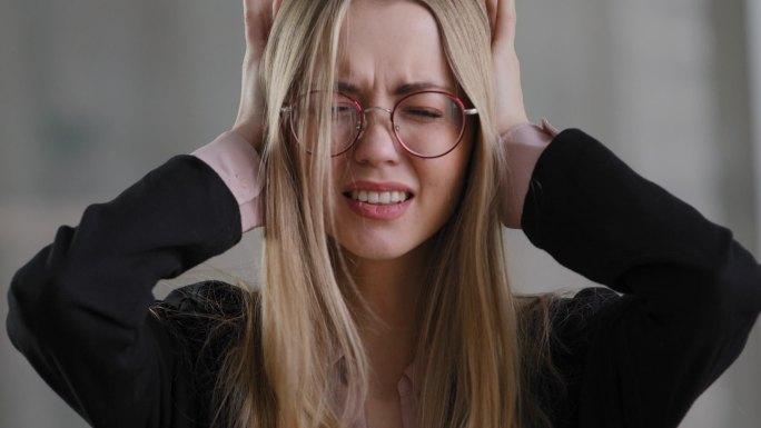 高加索人疲倦的女性悲伤的学生女孩戴眼镜压力绝望的女商人用手遮住耳朵拒绝倾听分歧摇头没有压力压力悲伤问