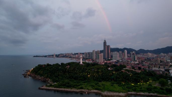 烟台山灯塔遇见彩虹