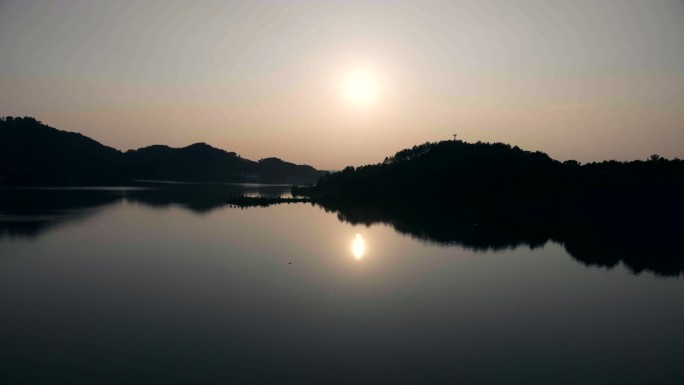 夕阳下湖光山色航拍