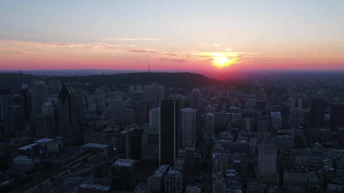 蒙特利尔市中心的空中视频在一个美丽的夜晚日落