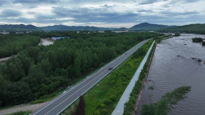 内蒙古索伦县道航拍汽车行驶草原河流雨后