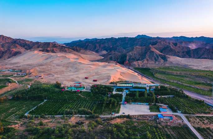 白银景泰西源村柏林山庄日出