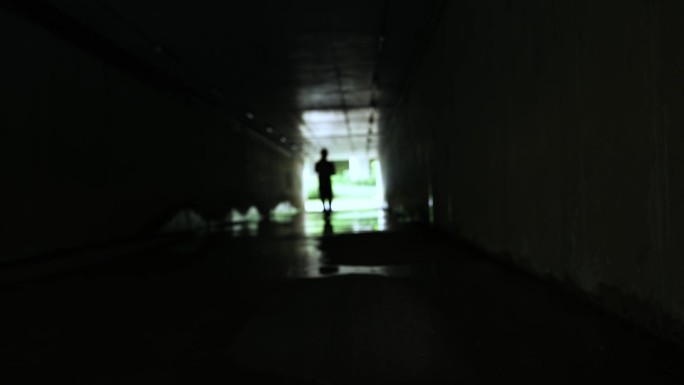 (4k商用)孤独的人走在隧道里的人人剪影