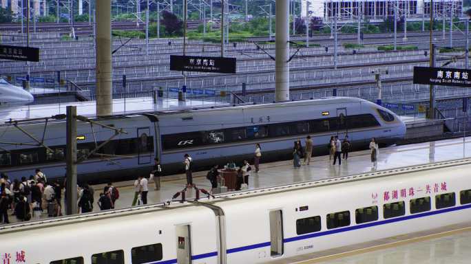 4k 实拍南京南站高铁站动车组列车