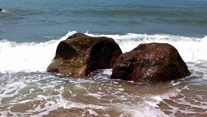 高清4k海浪冲击石头