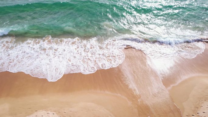 美丽的海洋夏季景观波浪海水表面高质量视频鸟瞰。无人机飞越海面