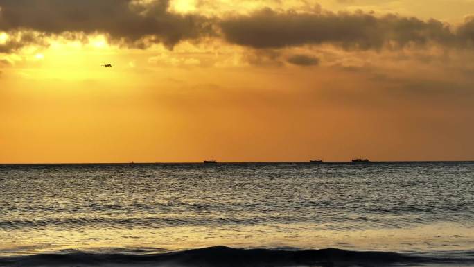 金巴兰沙滩夕阳飞机降落海上夕阳大海