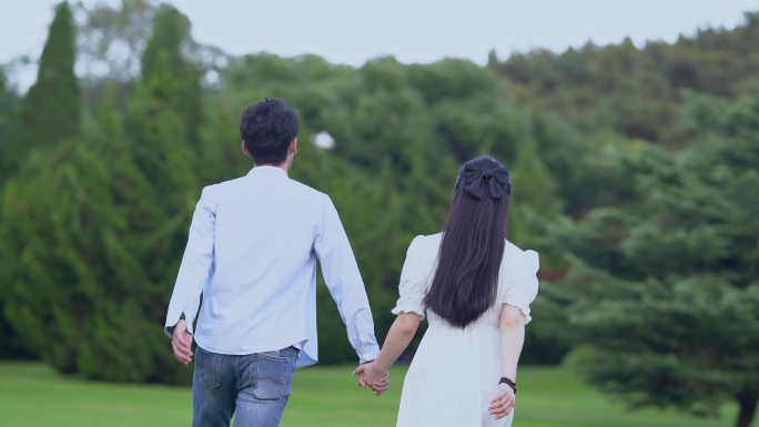 情侣奔跑  情侣牵手
