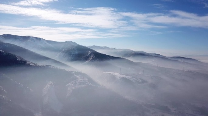 雾从山坡上升起.白云,蓝天,雪山.冬天的土地上布满了雾.一层薄雾.