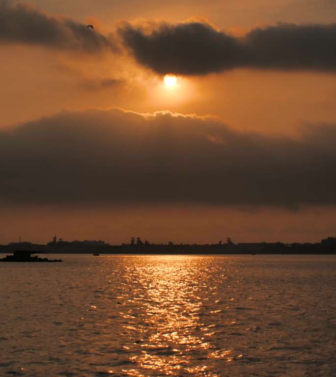 竖屏海上日出清晨海面