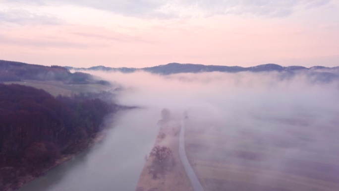 美丽的河流从上方看去。从上面看比斯扎迪山脉的性质。欧洲风景的空中拍摄.