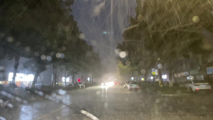 城市雨天夜晚暴雨大雨车辆行驶车灯雨刮器