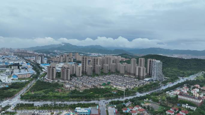 航拍夏季雨后的威海威高七彩城楼盘