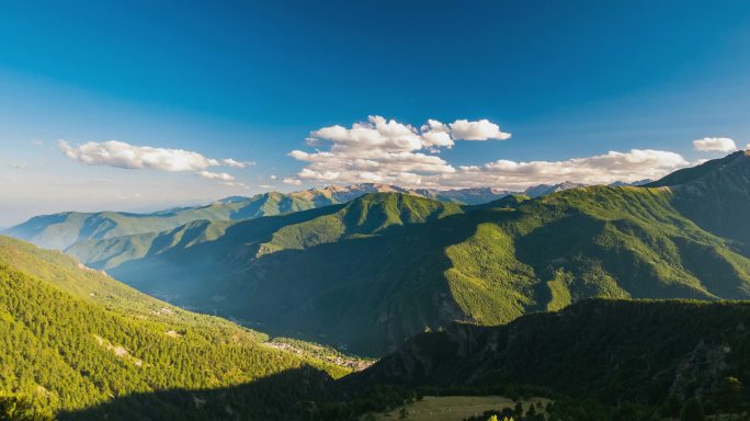 与云彩山峰峦