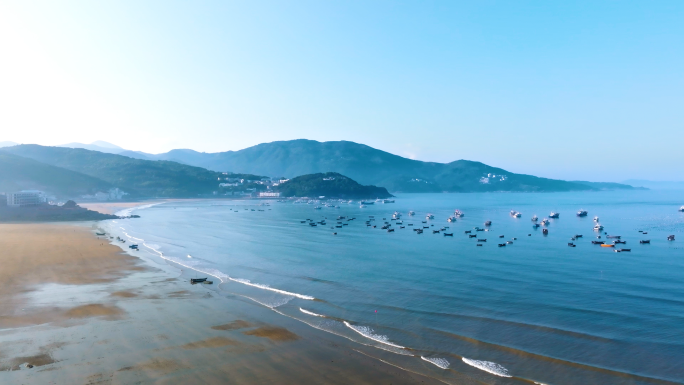 海边 沙滩 海浪 海水 船 青山