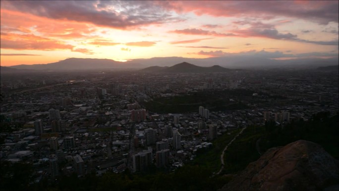 晚霞和智利城市景观