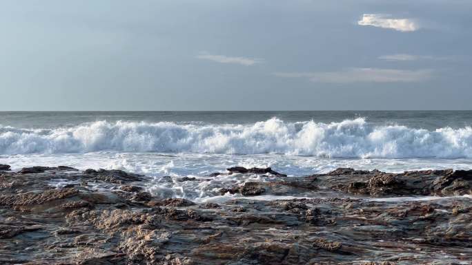 盐洲岛彩石滩海浪