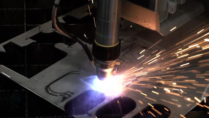 工业机器人激光切割机切割金属零件的精度很高。金工数控铣床。切削金属现代加工技术.