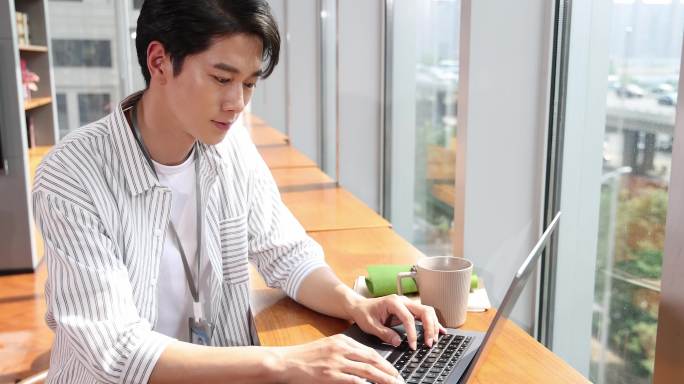 一个年轻人使用电脑专心工作