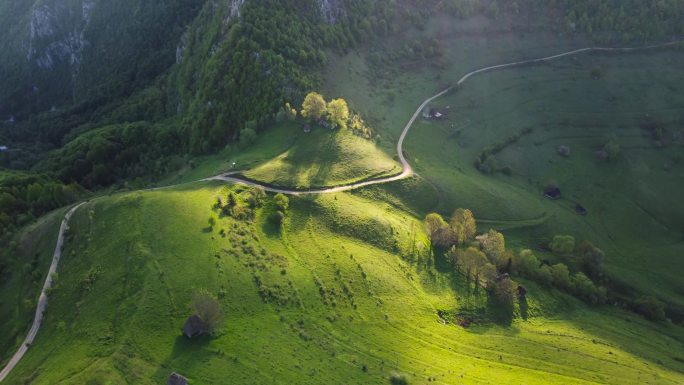 春天，绿山映衬下的山景。罗马尼亚阿普塞尼山区Dumesti村的空中景观