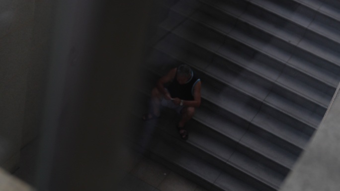 楼梯一角 孤独的人 忧愁的人 失业 离家