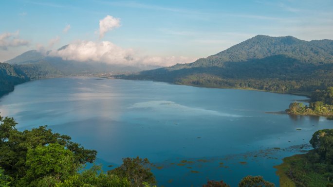 美丽的景色在湖。湖和山景从山, 扬湖, 巴厘岛。时差.从左到右