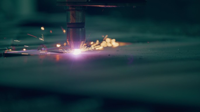 带火花的等离子激光切割金属片，工业生产中用于高精度切割和成形金属的精密制造工艺