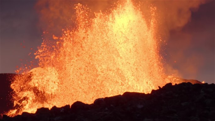 2021年冰岛黄昏缓慢运动时强烈的火山爆发