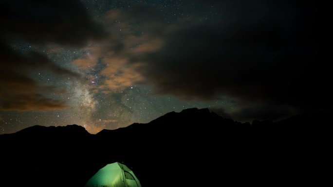 星星，银河系在营地帐篷