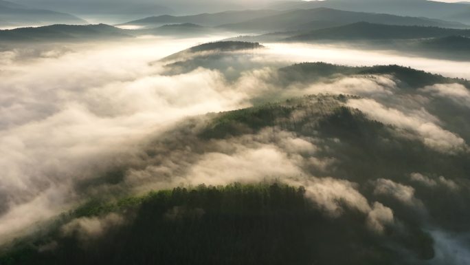 航拍黎明山川阳光云雾