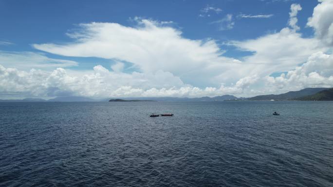4K航拍 渔船大海 蓝天白云