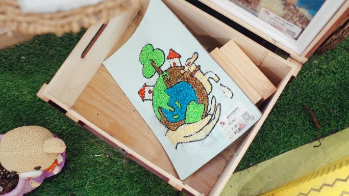 木箱里的保护地球画