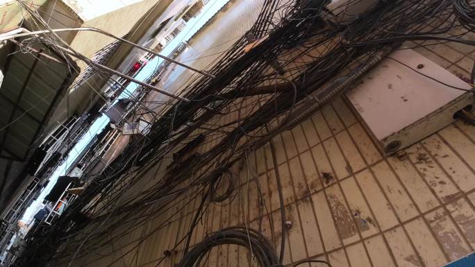 旧小区老房子杂乱线路电线电缆隐患