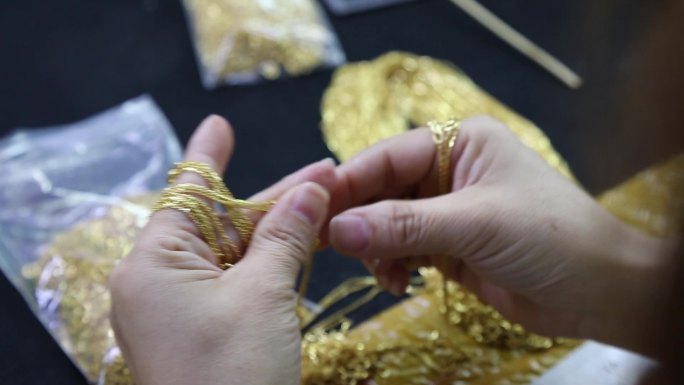 在整理黄金的人